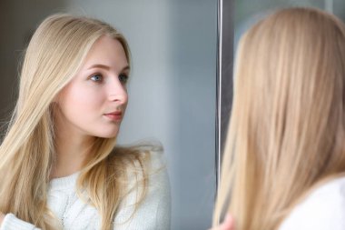 Çekici bayan ve yansıma