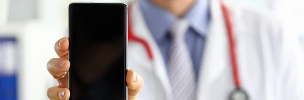 携帯電話を持つ男性医師 — ストック写真