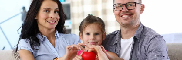 Mamma pappa och barn med kärlek symbol — Stockfoto