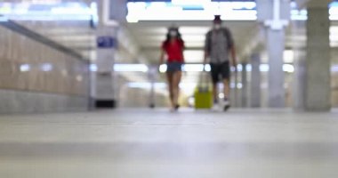 Koridorda yürüyen iki turistin 4K videosu.