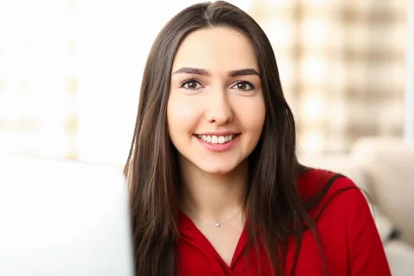 Portret mooi brunette meisje in rode jurk — Stockfoto