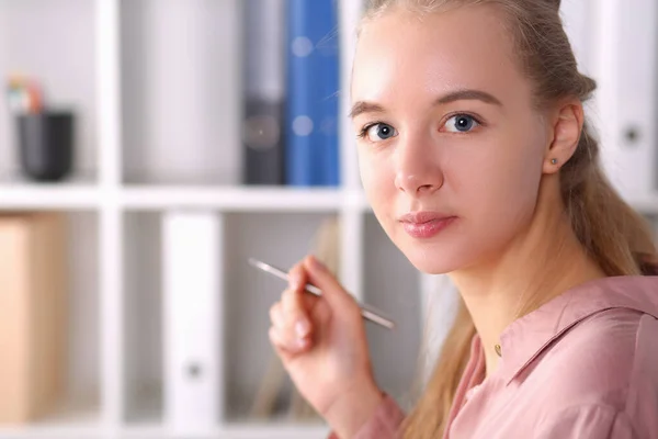 Lachende knappe dame binnen — Stockfoto