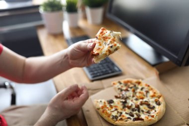 Erkek kolları büyük bir dilim taze pizza alıyor.