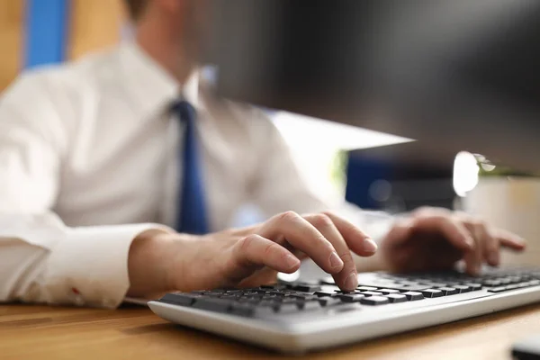 Man handen werken met computer toetsenbord op kantoor werkplek — Stockfoto