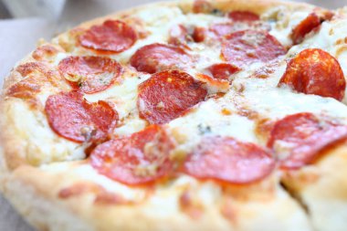 Fırında taze pizza, kabuklu peynir ve yemeye hazır sıcak biberli pizza.