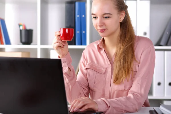 Lächelnde Frau mit Pokal — Stockfoto