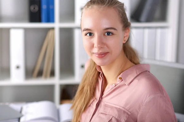 Signora che lavora in azienda — Foto Stock