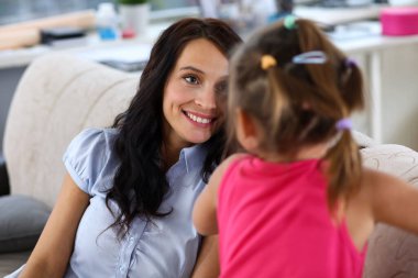 Anne kızıyla vakit geçiriyor.