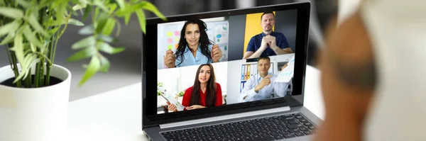 Vrouw in gesprek met internationale collega 's via online videochat op het werk — Stockfoto