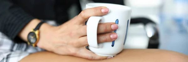 Egy csésze teát tartó hölgy. — Stock Fotó