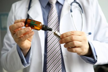 Elektronik sigarayı cannabinoid yağıyla doldurur