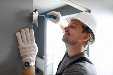 Beyaz kasklı neşeli erkek.