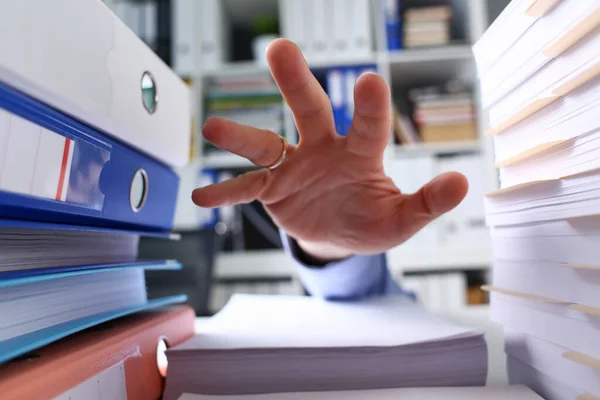 Escritório da empresa com papelada — Fotografia de Stock