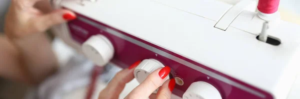 Mujer con buena manicura fresca —  Fotos de Stock