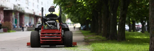 Pielęgnacja i koszenie trawników — Zdjęcie stockowe