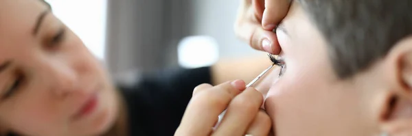 Vrouw werkzaam in salon — Stockfoto