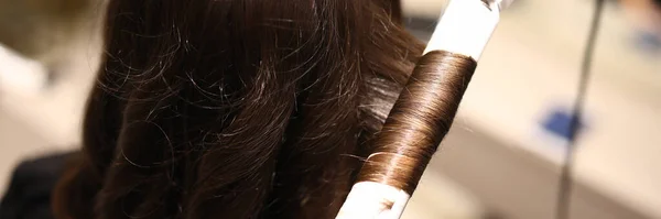 Cortador de cabelo usando ferramentas profissionais — Fotografia de Stock