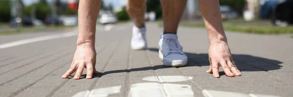 Mann geht auf Fußweg — Stockfoto