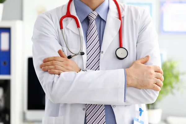 Manlig medicin läkare händerna korsade på bröstet — Stockfoto