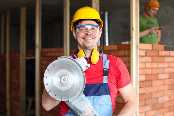 Homem segurando ferramenta de construção — Fotografia de Stock