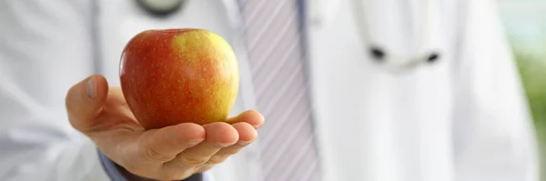 Manlig medicin terapeut läkare händer hålla röda färska mogna äpple — Stockfoto