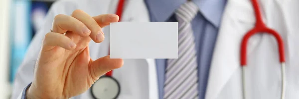 Manlig läkare hand håller blankt visitkort — Stockfoto