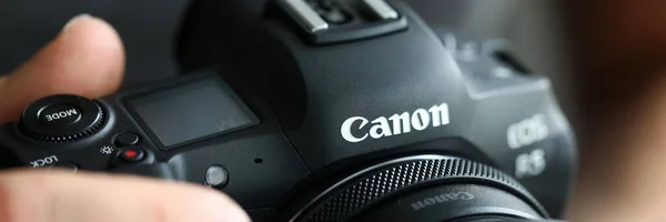 Hombre de la mano celebración de la marca nueva cámara digital sin espejo Canon r5 primer plano — Foto de Stock