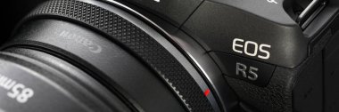Yepyeni aynasız dijital kamera Canon R5 yakın plan