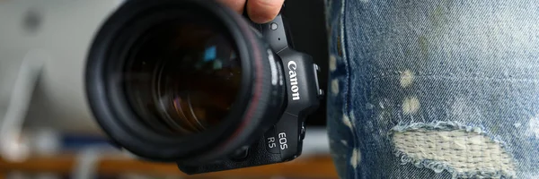 Ανδρικό χέρι εκμετάλλευση ολοκαίνουργιο καθρέφτη ψηφιακή φωτογραφική μηχανή Canon r5 closeup — Φωτογραφία Αρχείου