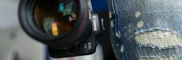 Maschio mano tenendo nuovissima fotocamera digitale mirrorless Canon r5 primo piano — Foto Stock