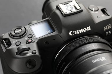 Yepyeni aynasız dijital kamera Canon R5 yakın plan