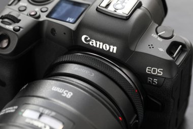 Yepyeni aynasız dijital kamera Canon R5 yakın plan