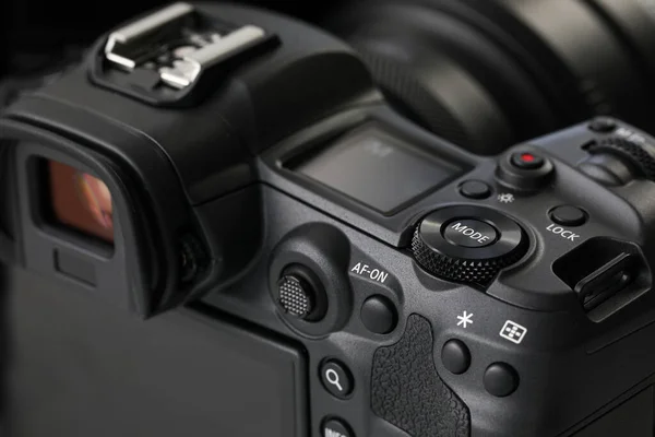 全新的无镜像数码相机佳能r5特写 — 图库照片