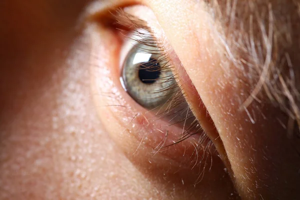 Pestañas masculinas: primer plano extremo con poca luz — Foto de Stock