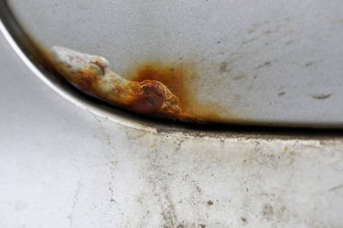 Korozyonu kapat, eski paslı araba lekesi.