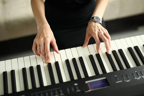 Female hands playing electric piano at home — Stock Photo, Image