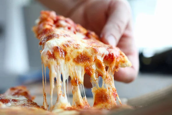 男性腕取るスライスのチーズおいしい新鮮なピザ — ストック写真