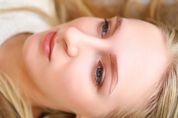 Girl waiting for eyebrow permanent procedure — Stock Photo, Image