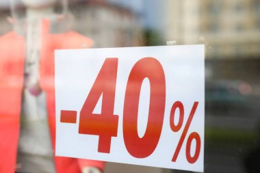 Mağazada satışlar, mağazada% 40 indirim.