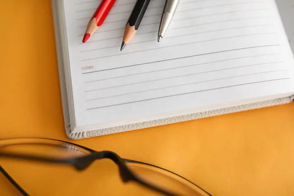 Cuaderno en blanco: lugar de trabajo de papel, lápiz y gafas —  Fotos de Stock