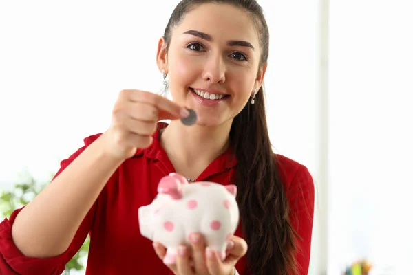 Mujer poniendo moneda en alcancía, inversiones —  Fotos de Stock