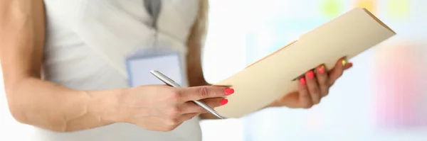 Trabajador con etiqueta de nombre Fotos de stock