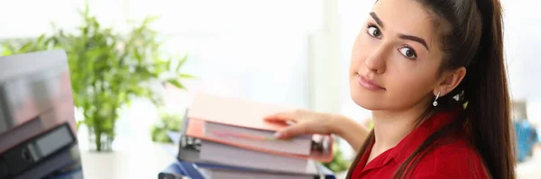 Frau arbeitet am Computer — Stockfoto