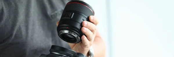 Manliga händer på modern digitalkamera professionell lins — Stockfoto