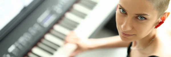 Woman plays electronic music with a headset her ear — Stock Photo, Image