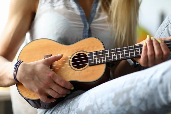 우쿠 렐레 기타치는 법을 배우는 여자 손 — 스톡 사진