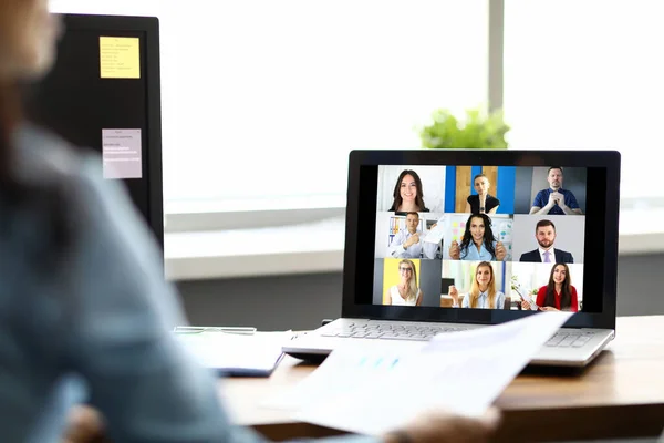 Mulher conversando com colegas internacionais usando o serviço de vídeo chat online — Fotografia de Stock