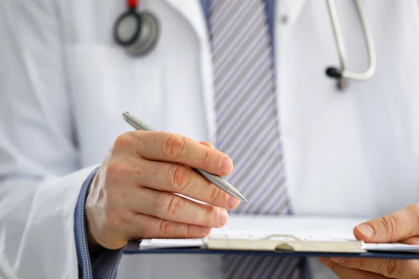 Médico de medicina masculino mano sosteniendo pluma de plata — Foto de Stock