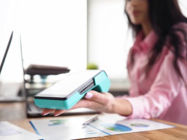 İş yerindeki kızda bankacılık cep telefonu aygıtı var