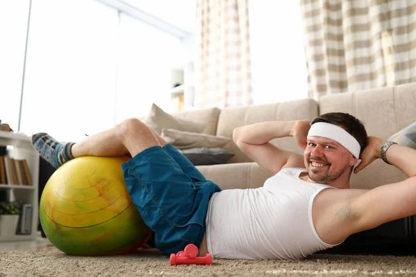 Homme faisant des exercices avec balle de fitness à la maison — Photo